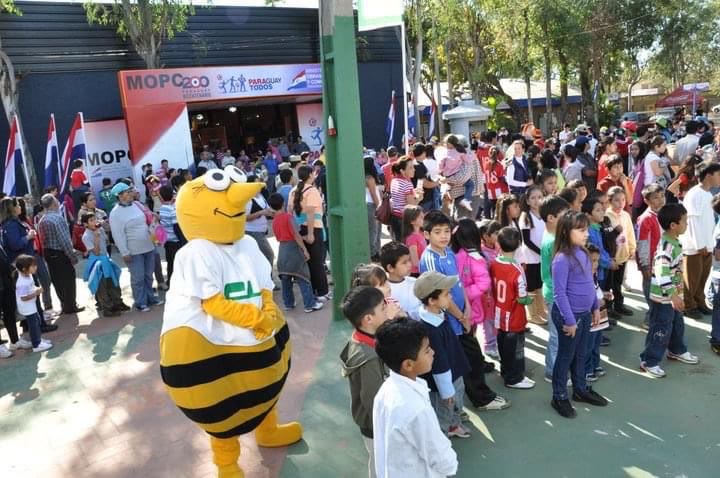 Niños con la mascota de la Fundación Panal en una actividad escolar