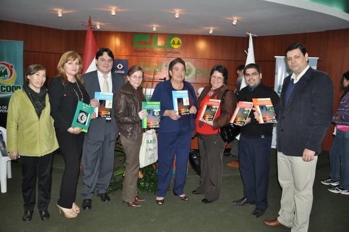 Integrantes de la Fundación Panal en la entrega de materiales